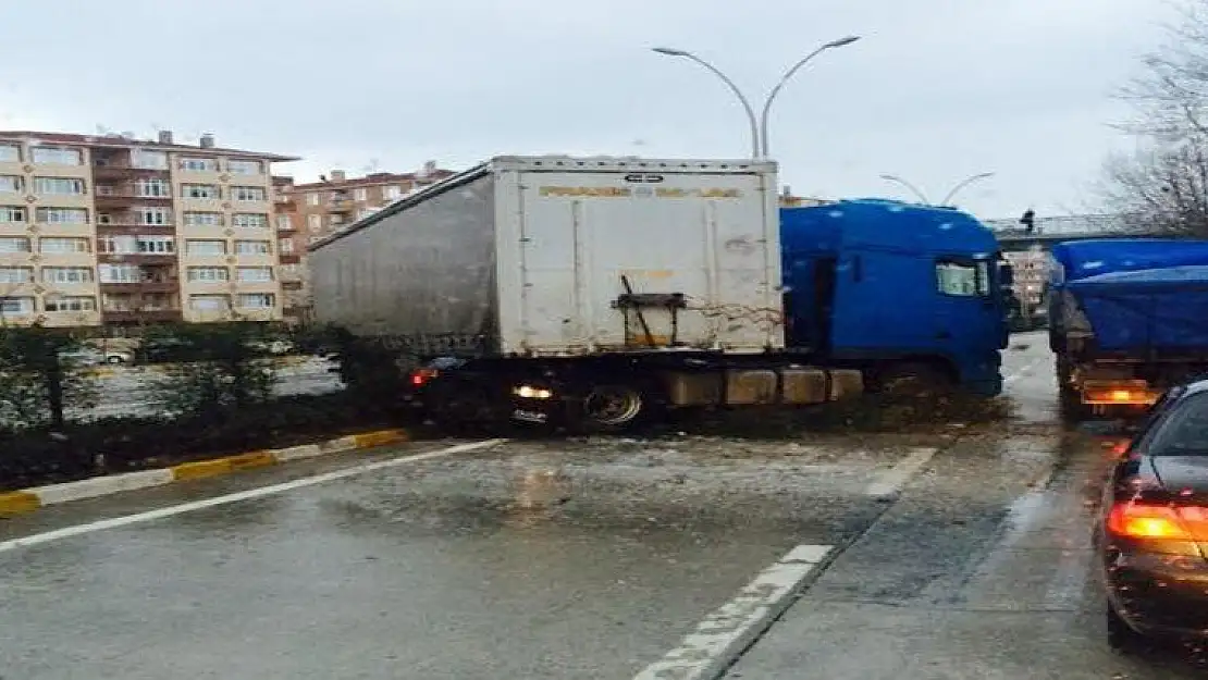 Tır Kaydı Dorsesi  Yolun Karşı Tarafına Geçti Faciadan Kıl Payı Dönüldü