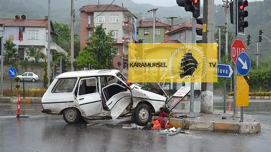 Bilgiçler Köfte önünde araç direğe çıktı yaralılar gölcüğe sevk edildi