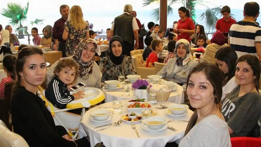 Gazanfer Bilge Çocuk Yuvasında kalan çocuklar  iftarda ağarlandı