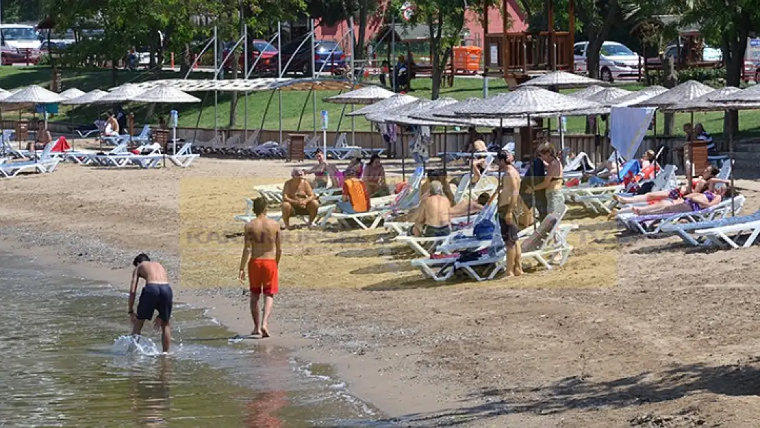 Mavi bayraklı altınkemer plajı ramazanda da dolu