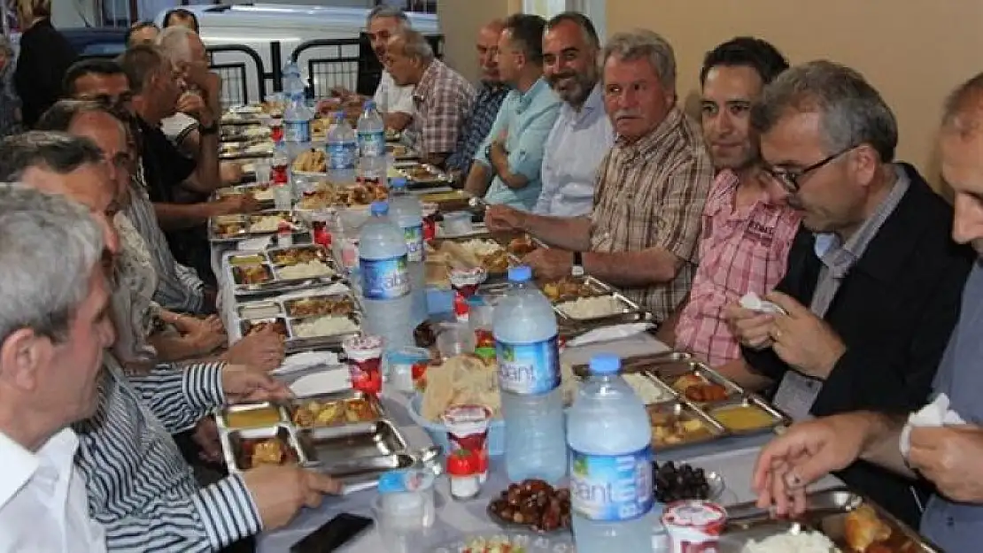 Karamürsel protokol üyeleri ve vatandaşlarla birlikte ilk iftarı Kızılay aşevinde yaptı.