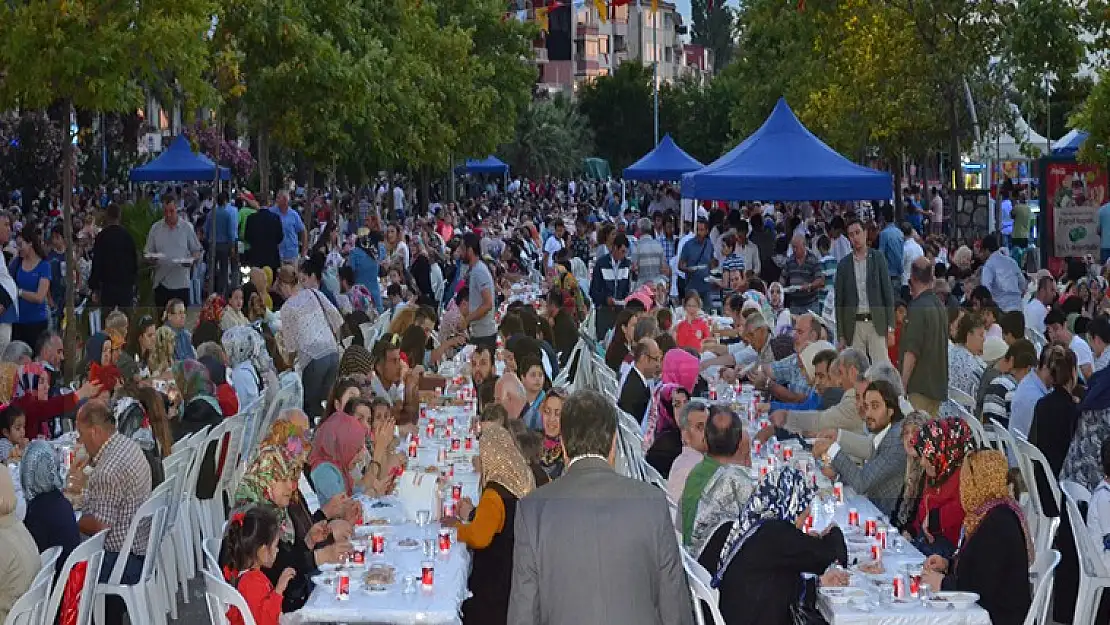 Karamürsel'in kurtuluşunun 94. yıldönümü  kutlamaları beş bin kişilik kent iftarıyla sonlandı