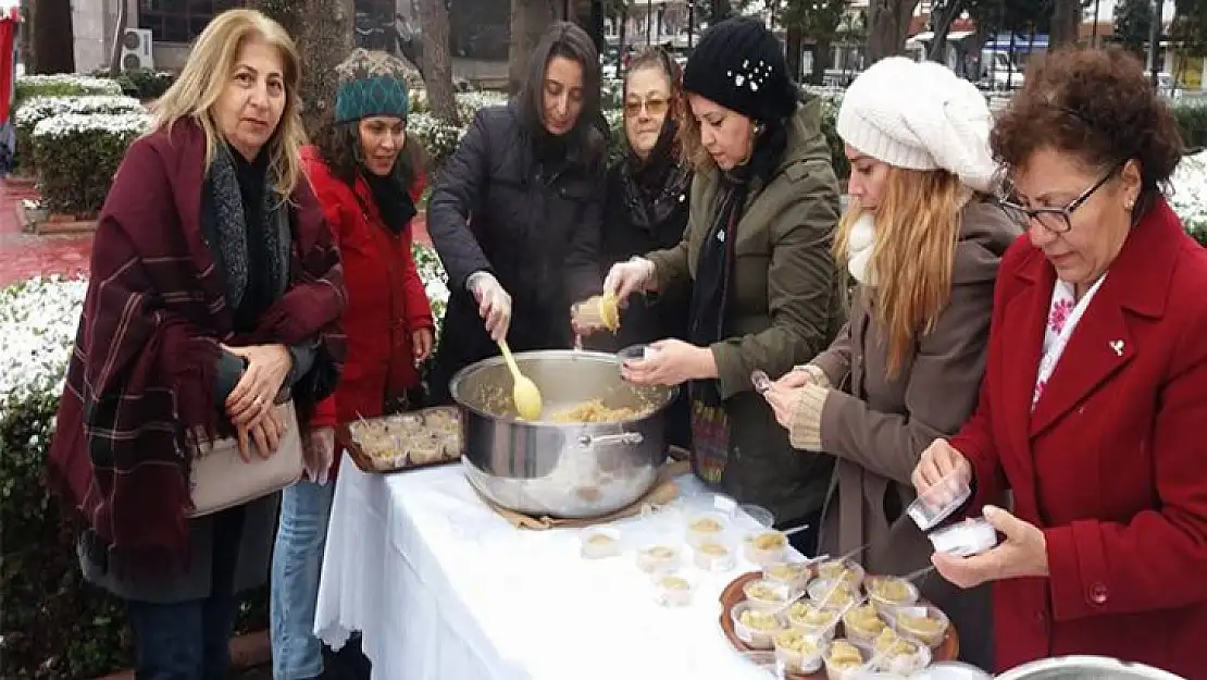 CHP Kadın kolları şehitler için helva dağıttı