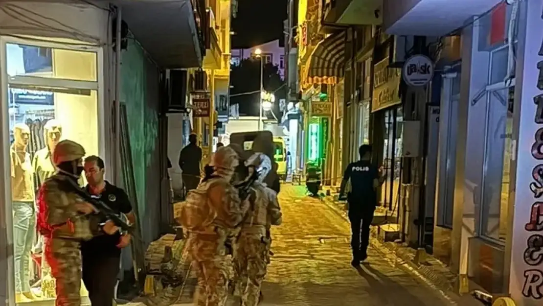 Öz annesini rehin aldı!