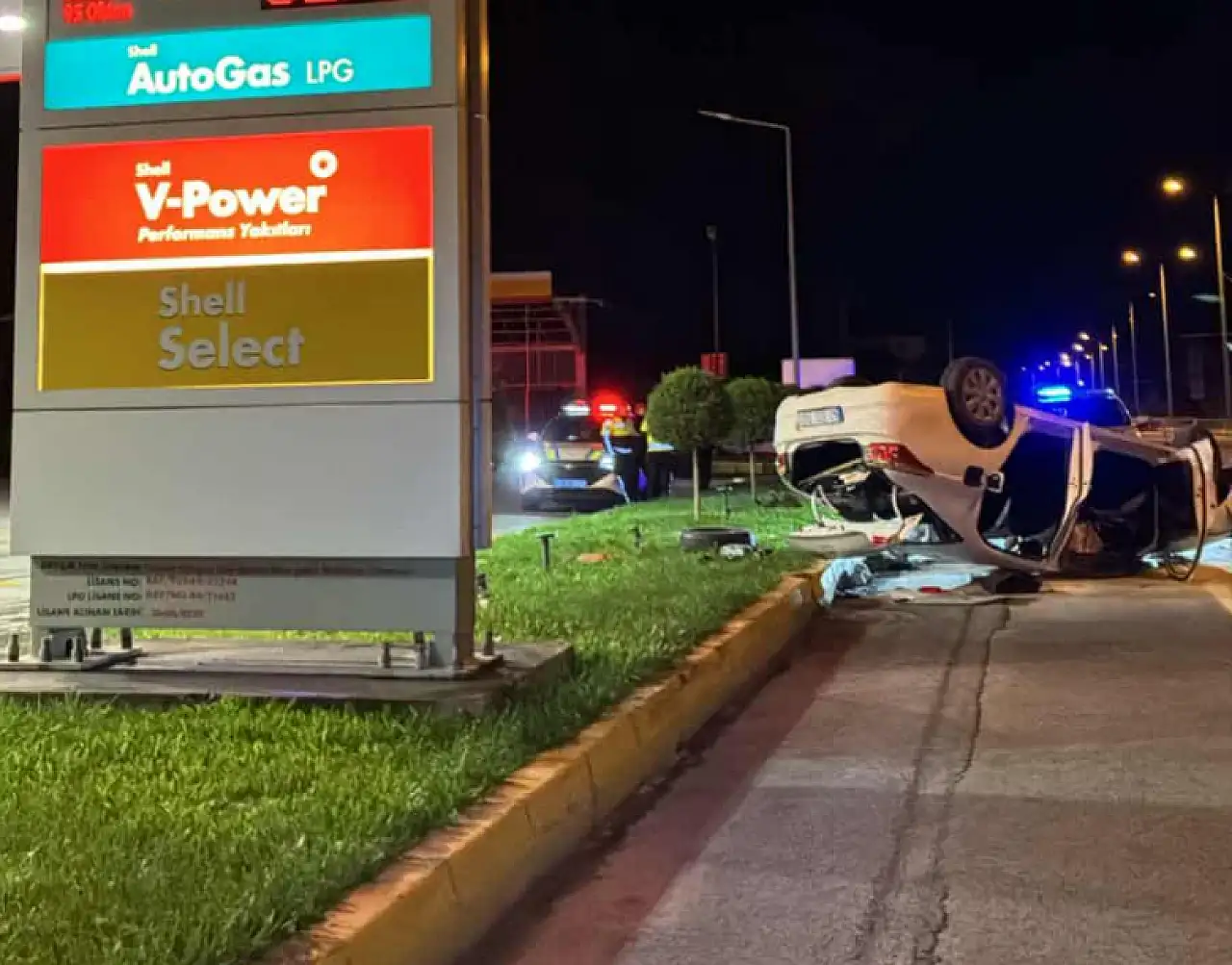 Bariyerlere Çarpan Araç Takla Attı: 3 Yaralı!