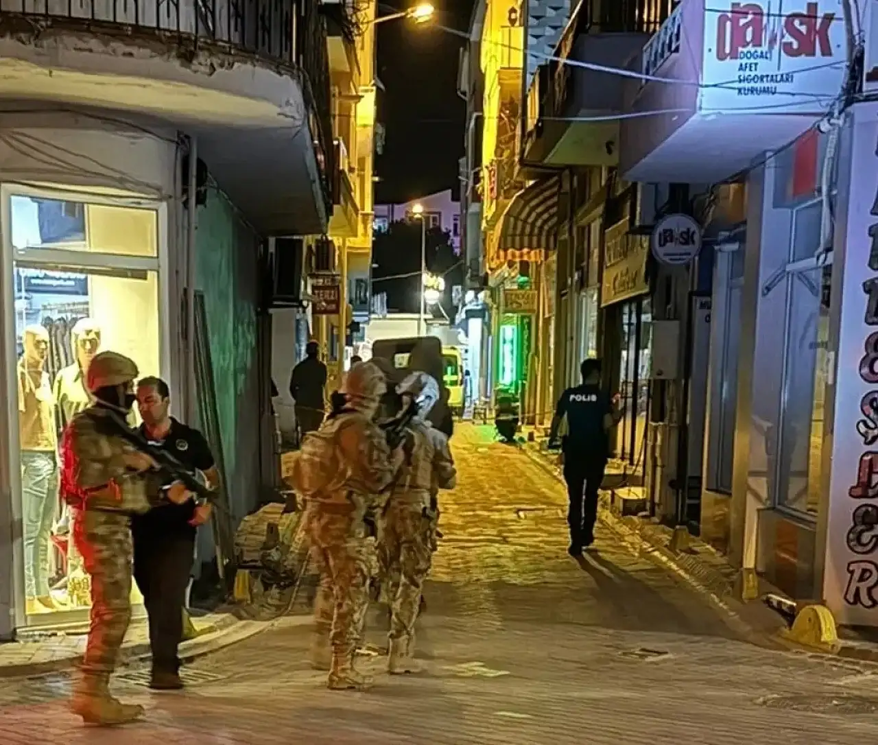 Öz annesini rehin aldı!