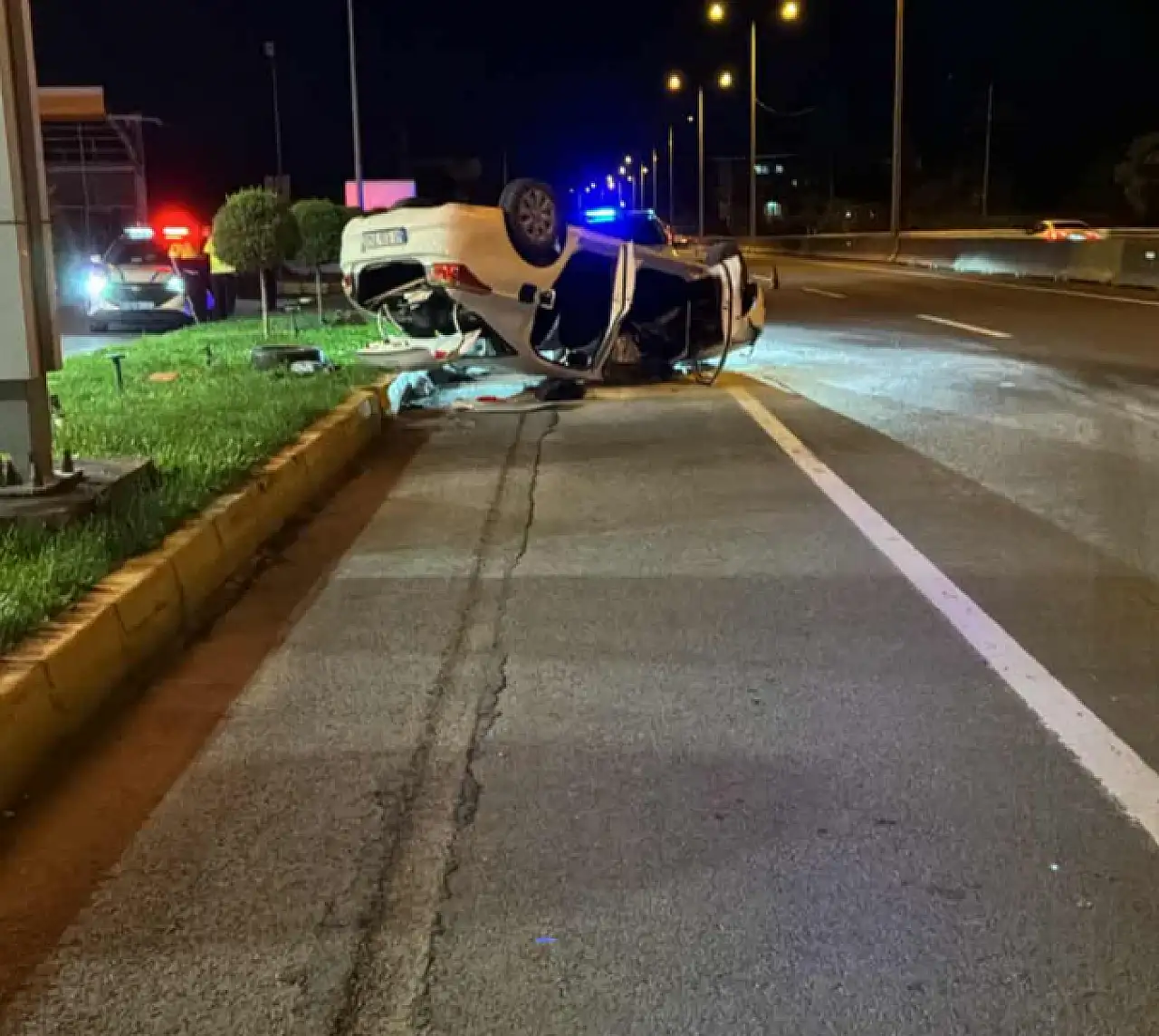 Bariyerlere Çarpan Araç Takla Attı: 3 Yaralı!