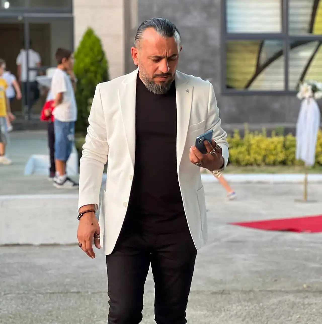 Babasının mezarı başında hayatına son verdi!