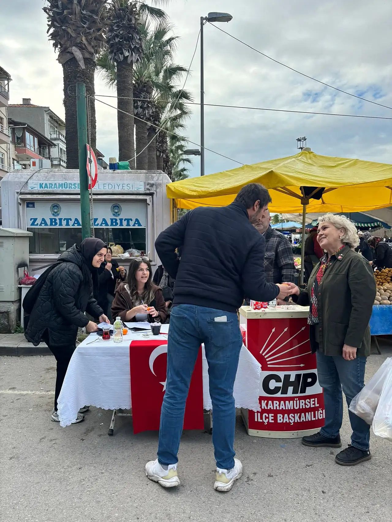 CHP Karamürsel'den Cuma Pazarı Çıkarması