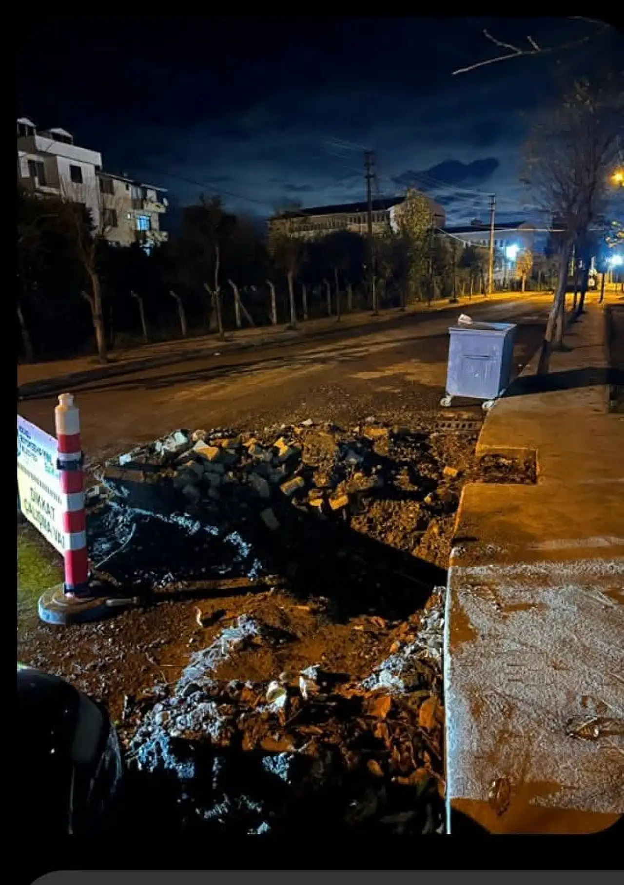 KARAMÜRSEL'DE ÖĞRENCİ YOLU MU, KÖSTEBEK YUVASI MI? VELİLER İSYANDA