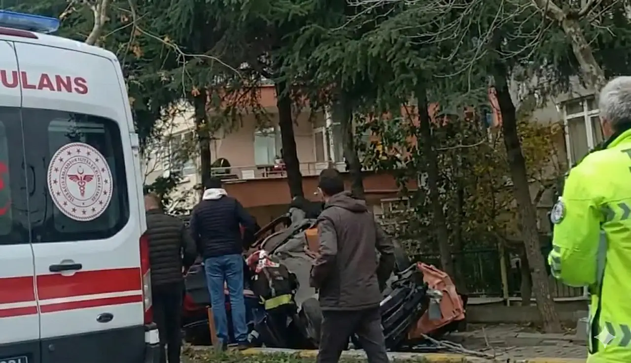 Karamürsel'de Trafik Kazası: Araçta 1 kişi Sıkıştı