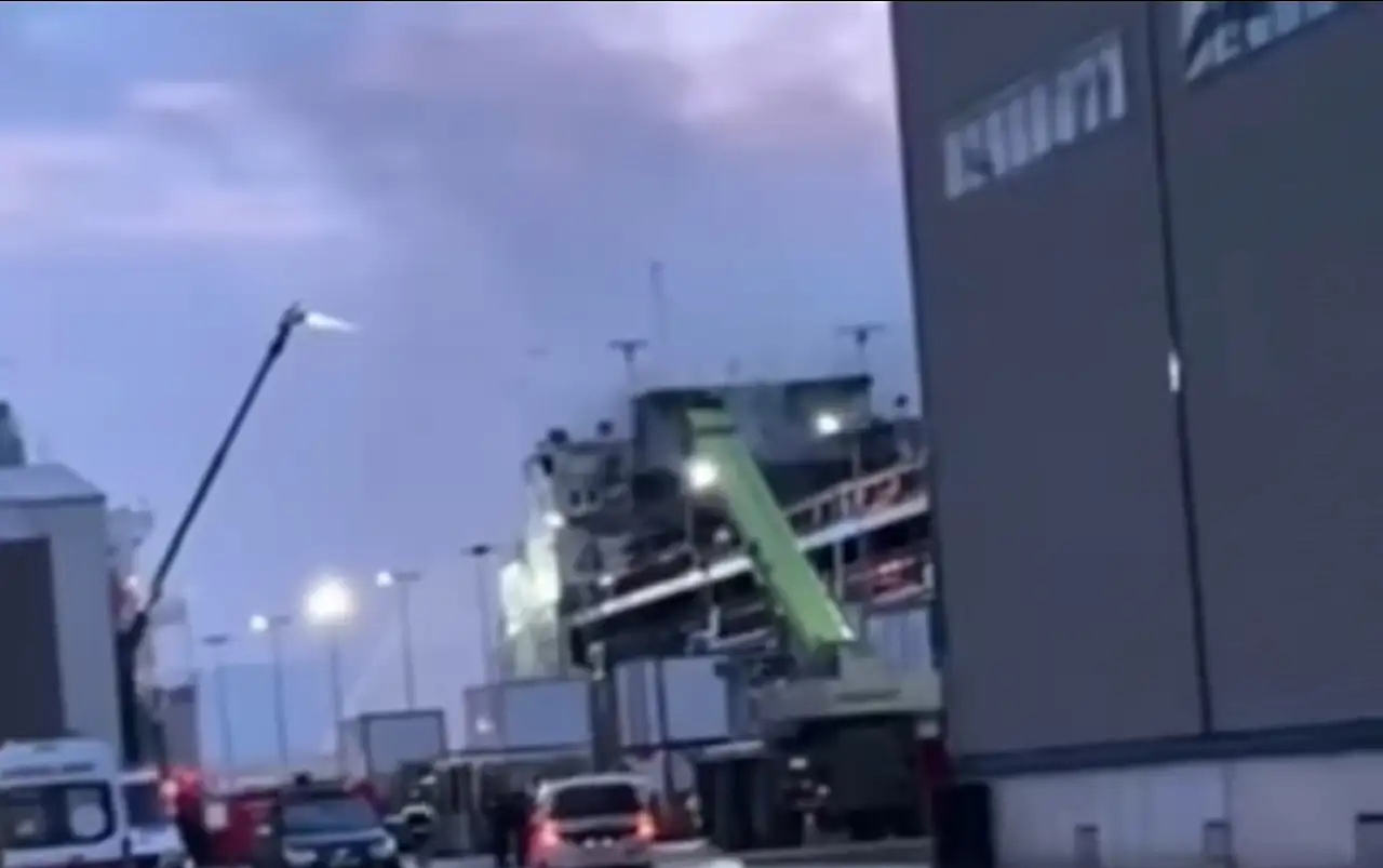 Altınova'da bir tersanede bakıma gelen gemide yangın çıktı