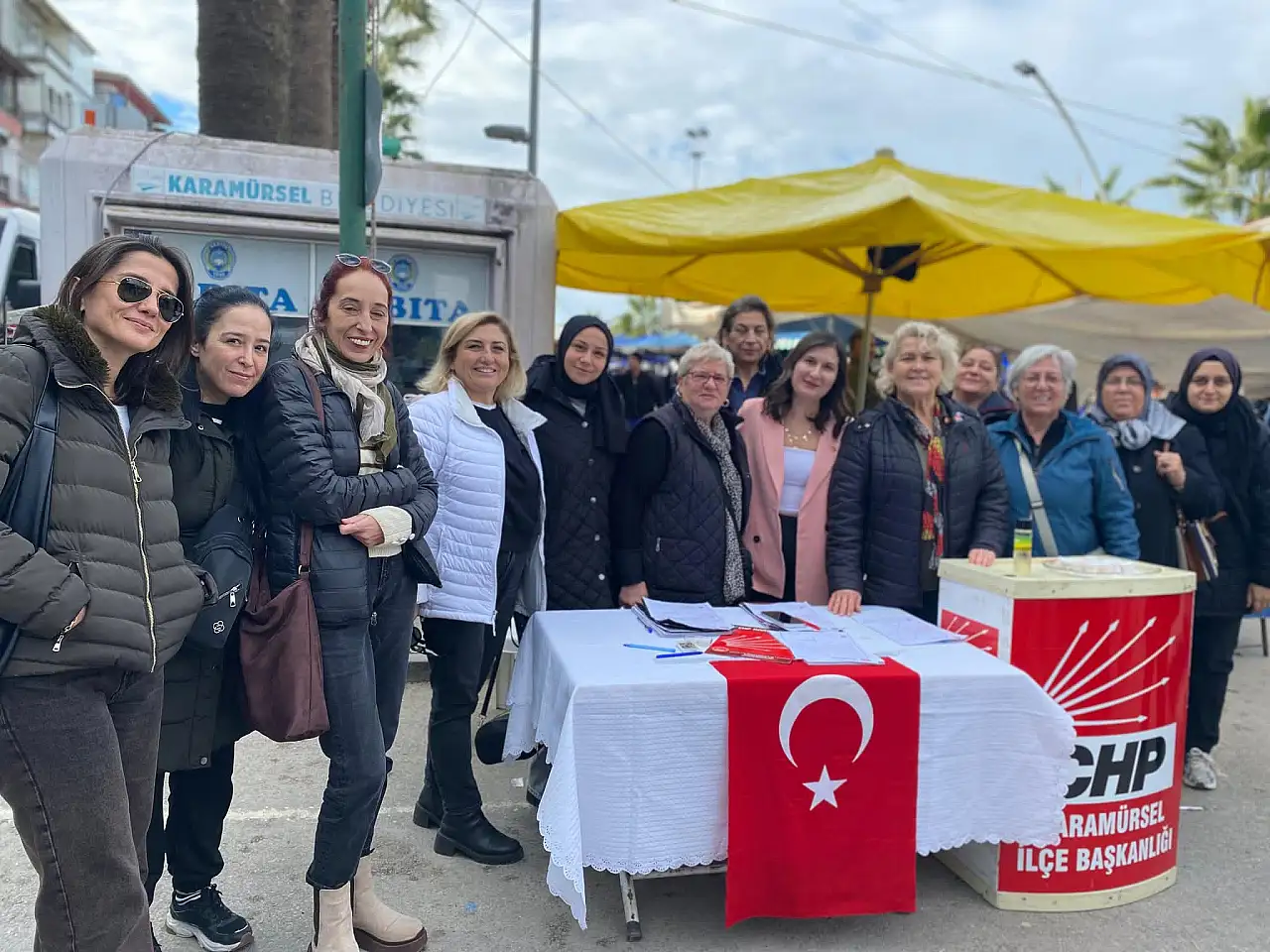 CHP Karamürsel'den Cuma Pazarı Çıkarması