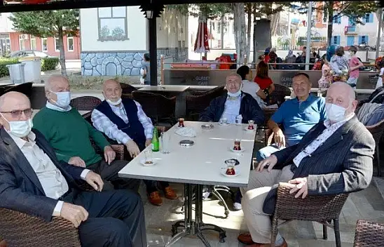 Eski başkana, İzmit'in tanınmış simalarından ziyaret