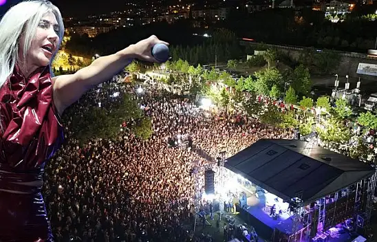 Hande Yener binlerce kişiyi doyasıya eğlendirdi