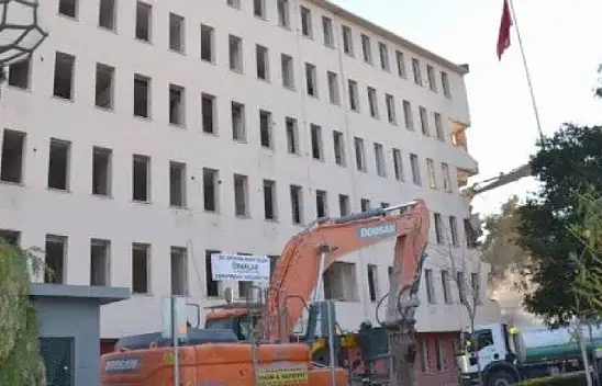 Hükümet Konağı toz duman içinde yıkılıyor
