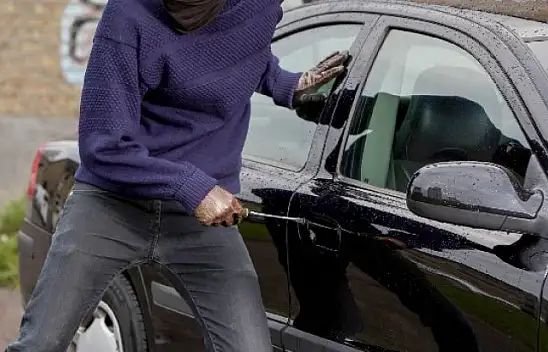 Karamürsel'de hırsızlar araba parçalarına dadandılar