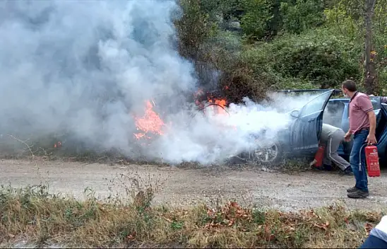 Karamürsel yolda alev alan araç kül oldu