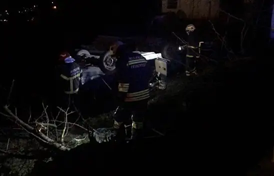 Yeni mezarlık altında takla atan araçta 2 kişi yaralandı