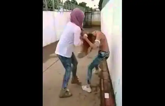 İzmitli kızların kavgası İnternet'e  düştü ve izlenme rekoru kırdı.