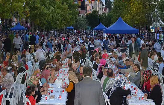 Karamürsel'in kurtuluşunun 94. yıldönümü kutlamaları beş bin kişilik kent iftarıyla sonlandı