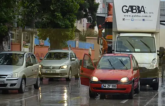 Karamürsel D-130 karayolu Jandarma önünde 6 Araç Birbirine Girdi