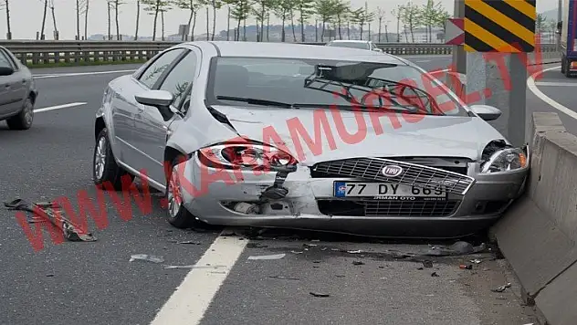 Altın Kemer Düğün Salonu Önünde Kontrolden Çıkan Araç Kaza Yaptı