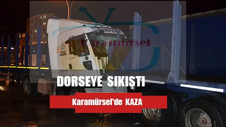 KARAMÜRSEL'DE KORKUNÇ  KAZA SÜRÜCÜ KUPADA SIKIŞTI