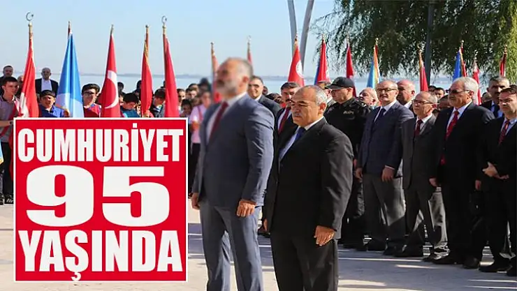 Cumhuriyet'in 95. yılında çelenk bırakıldı
