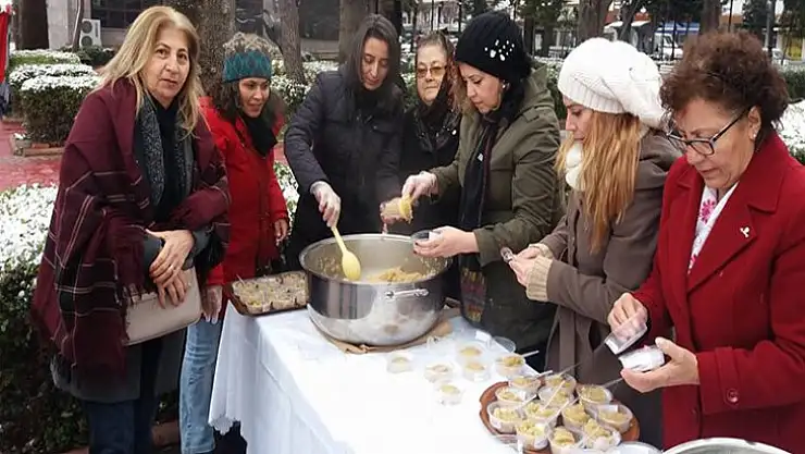 CHP Kadın kolları şehitler için helva dağıttı