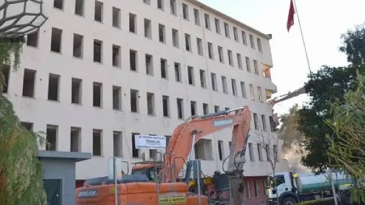 Hükümet Konağı toz duman içinde yıkılıyor