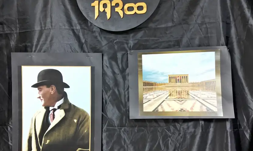 Atatürk'e Saygı Sergisi büyük ilgi gördü